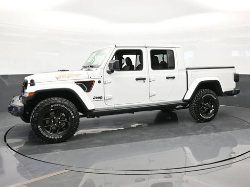 Used 2024 Jeep Gladiator Sport image 2
