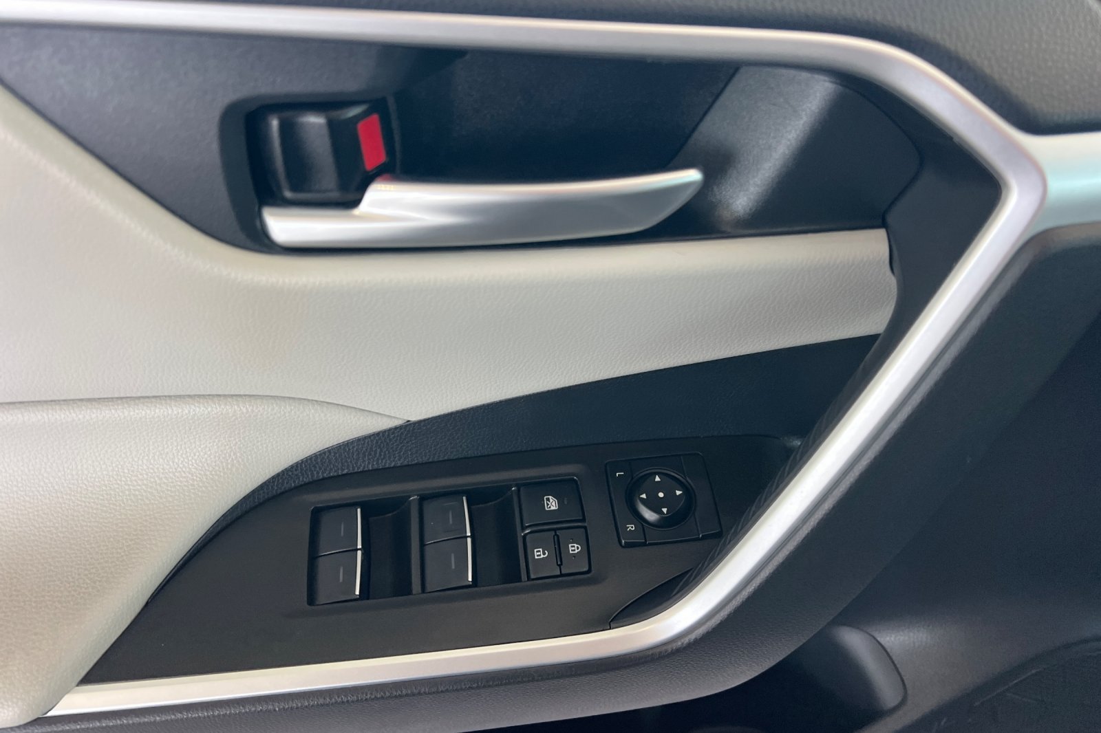 Certified 2025 Toyota RAV4 XLE w/ Convenience Package AWD/4WD image 8