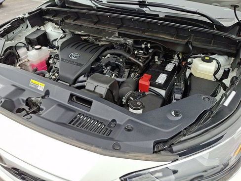 Used 2024 Toyota Highlander XLE image 33