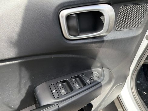Used 2025 Hyundai Venue SEL FWD image 11