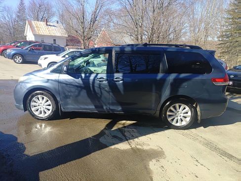 Used 2013 Toyota Sienna LE w/ Towing Pkg image 1