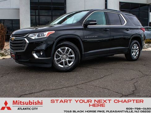 Used 2021 Chevrolet Traverse LT image 1