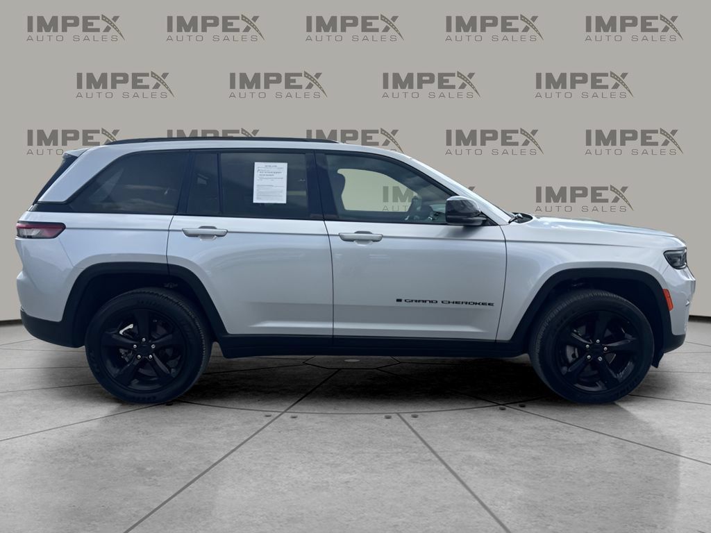 Used 2024 Jeep Grand Cherokee Altitude AWD/4WD image 6