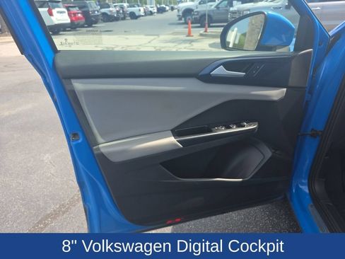 Used 2022 Volkswagen Taos SE w/ Panoramic Sunroof Package FWD image 9