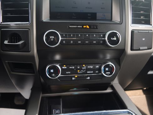 Used 2020 Ford Expedition XLT image 11