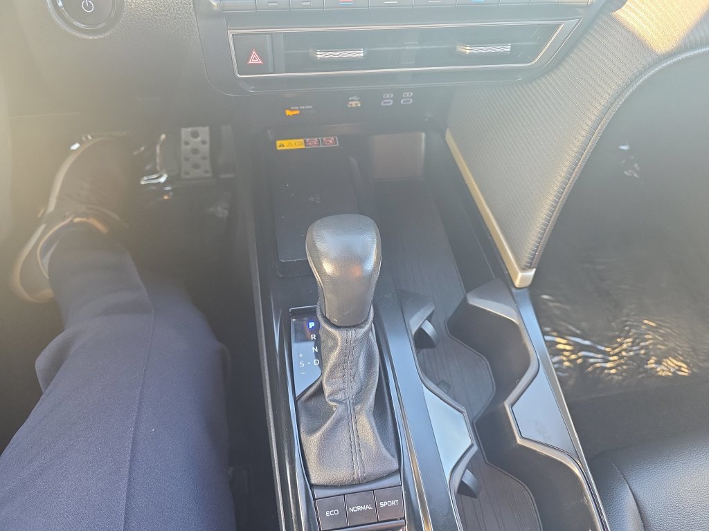 Used 2025 Toyota Camry SE w/ Convenience Package FWD image 16