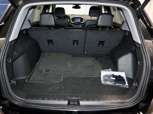 Used 2024 GMC Terrain SLT image 13