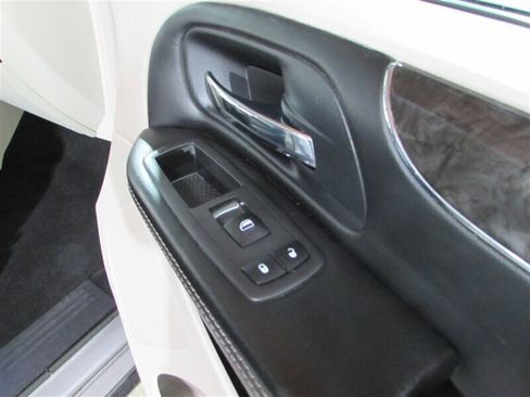 Used 2014 Chrysler Town & Country Touring image 52