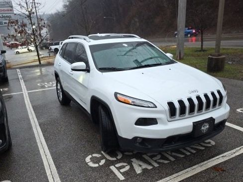 Used 2017 Jeep Cherokee Latitude w/ Comfort/Convenience Group image 2