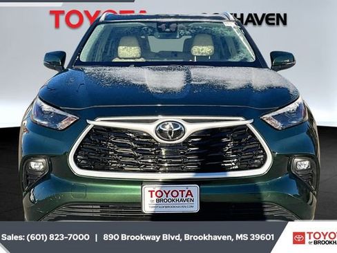 Used 2024 Toyota Highlander XLE image 3