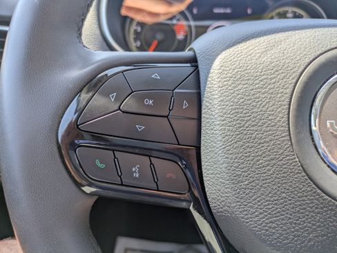 Used 2023 Jeep Cherokee Altitude Lux image 17