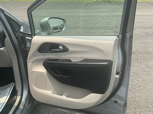 Used 2020 Chrysler Pacifica Touring-L FWD image 26