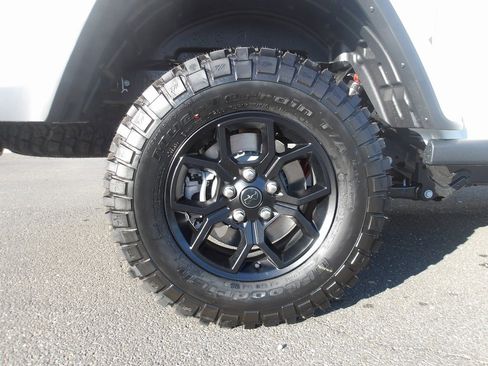 New 2025 Jeep Gladiator Willys image 9