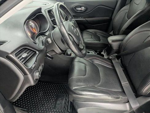 Used 2020 Jeep Cherokee Trailhawk image 17