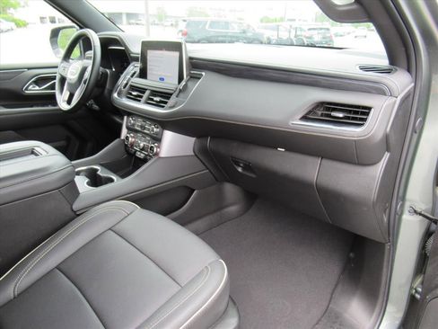 Used 2024 GMC Yukon XL SLT w/ SLT Premium Package AWD/4WD image 11