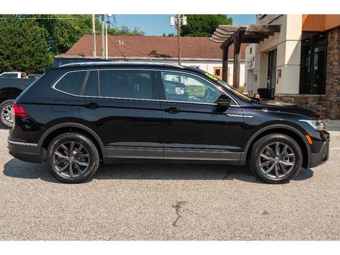 Used 2022 Volkswagen Tiguan SE w/ Panoramic Sunroof Package AWD/4WD image 2