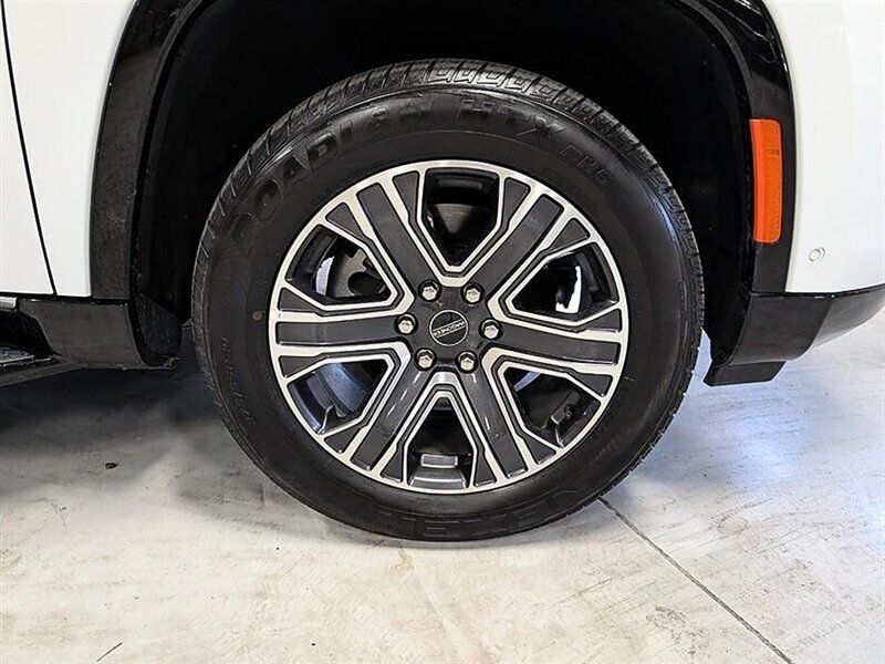 Used 2025 Jeep Wagoneer Series II w/ 8-Passenger Seating Package AWD/4WD image 12