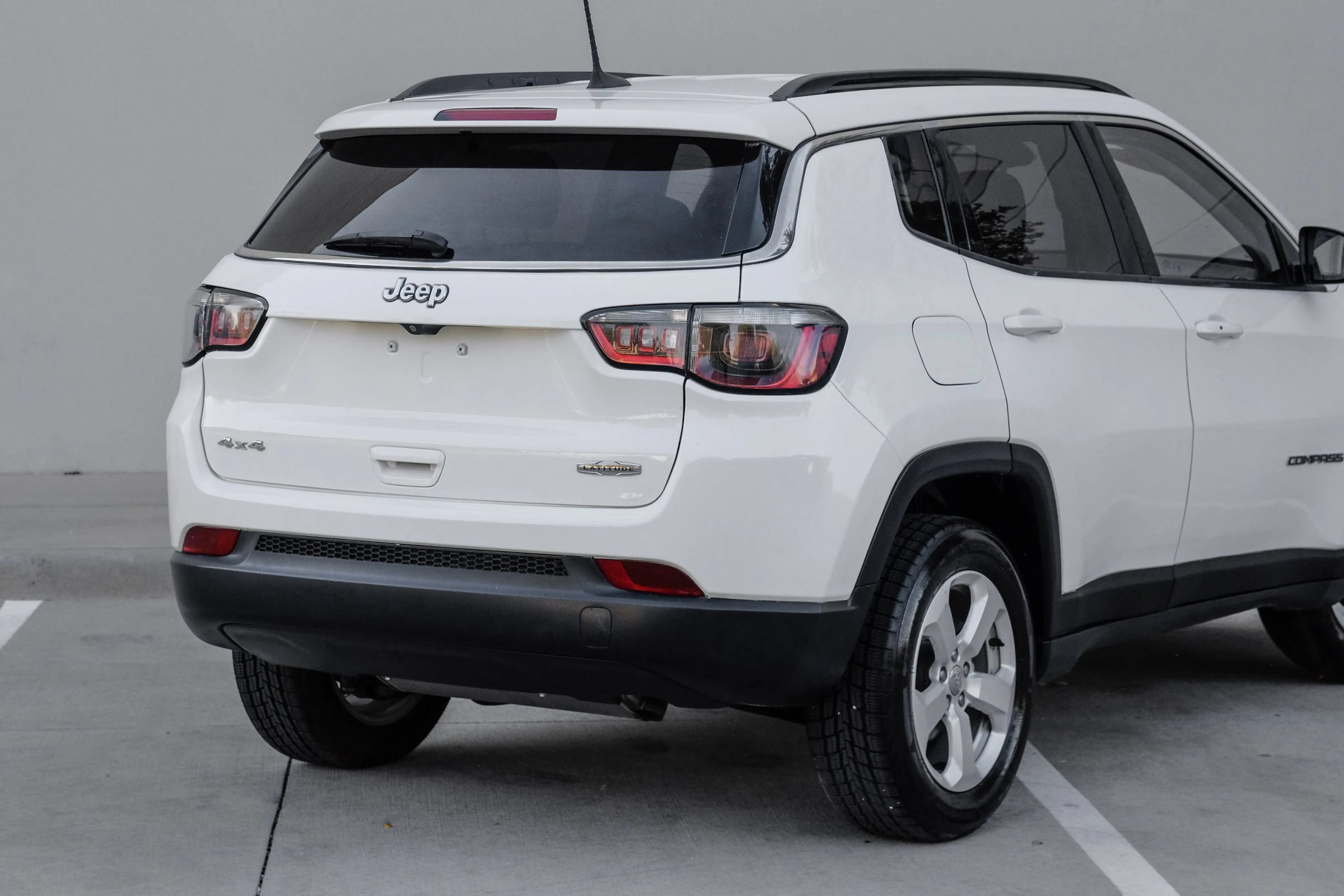 Used 2018 Jeep Compass Latitude w/ Popular Equipment Group AWD/4WD image 12