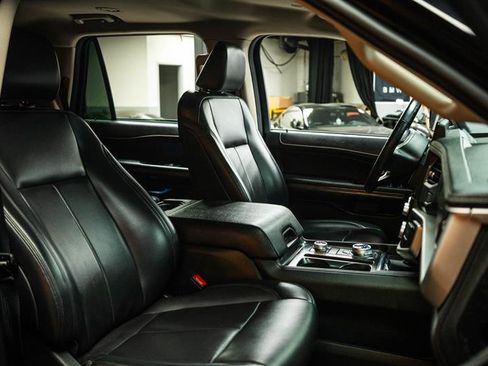 Used 2024 Ford Expedition XLT image 15