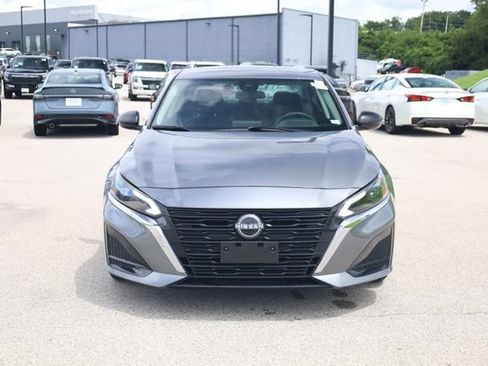Used 2025 Nissan Altima 2.5 SV FWD image 2