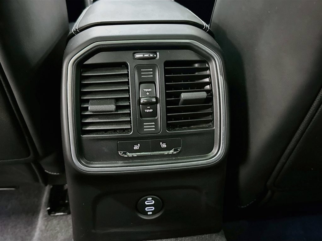 Certified 2025 Porsche Macan AWD/4WD image 26
