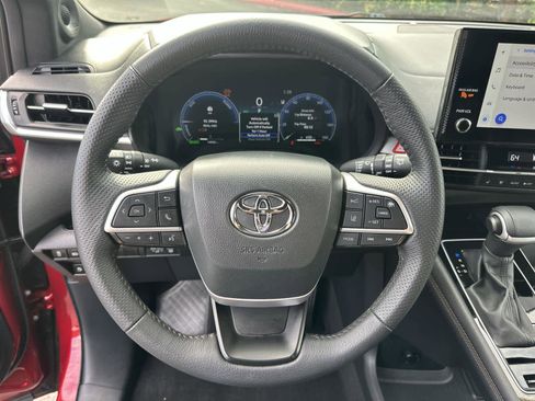 Used 2025 Toyota Sienna Limited image 15