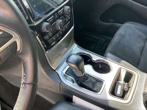 Used 2019 Jeep Grand Cherokee Laredo w/ Laredo X Package image 16