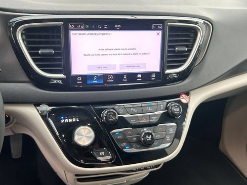 Used 2024 Chrysler Pacifica Touring-L FWD image 12