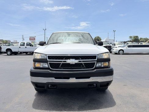Used 2006 Chevrolet Silverado 2500 W/T w/ Heavy-Duty Power Package RWD image 2