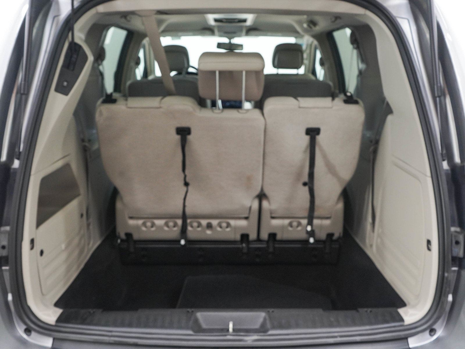 Used 2016 Chrysler Town & Country Touring-L w/ Driver Convenience Group FWD image 19