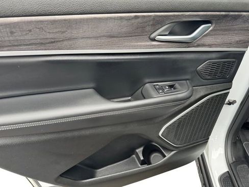 Certified 2022 Jeep Grand Cherokee L Limited w/ Luxury Tech Group II image 17