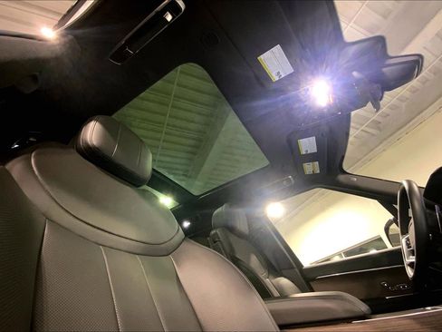 Used 2025 Land Rover Range Rover Long Wheelbase SE image 14