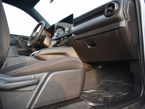 Used 2024 Chevrolet Colorado Trail Boss w/ Technology Package image 10