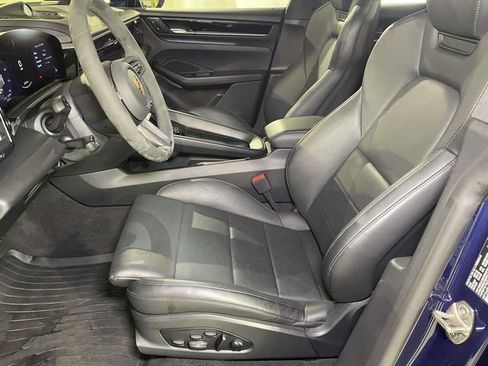 Certified 2025 Porsche Macan 4 Electric image 16