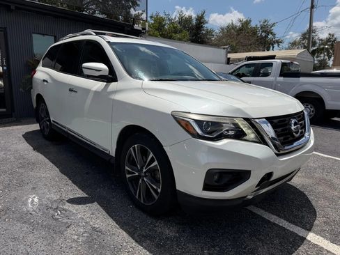 Used 2018 Nissan Pathfinder Platinum FWD image 3