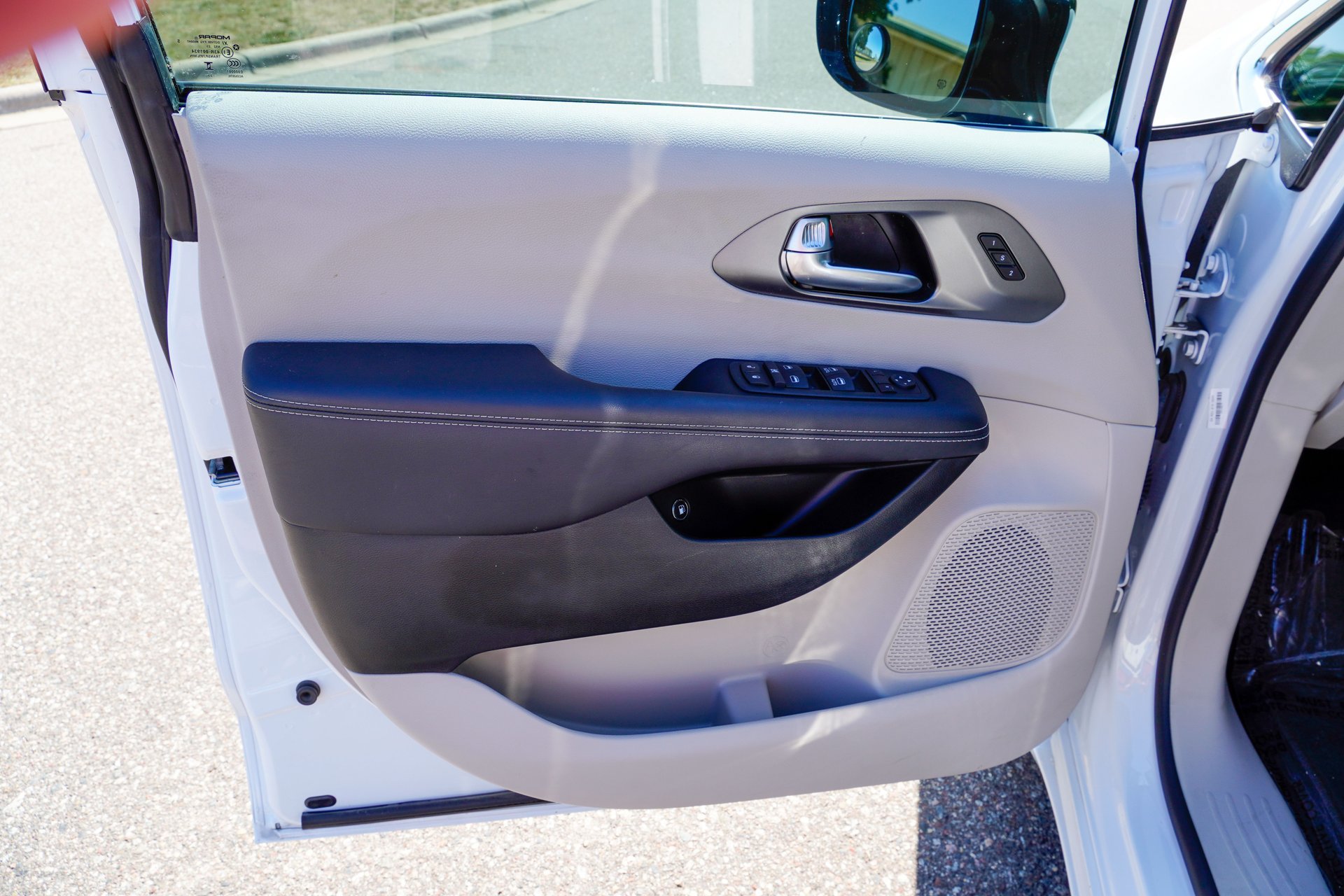 Used 2024 Chrysler Pacifica Limited FWD image 31