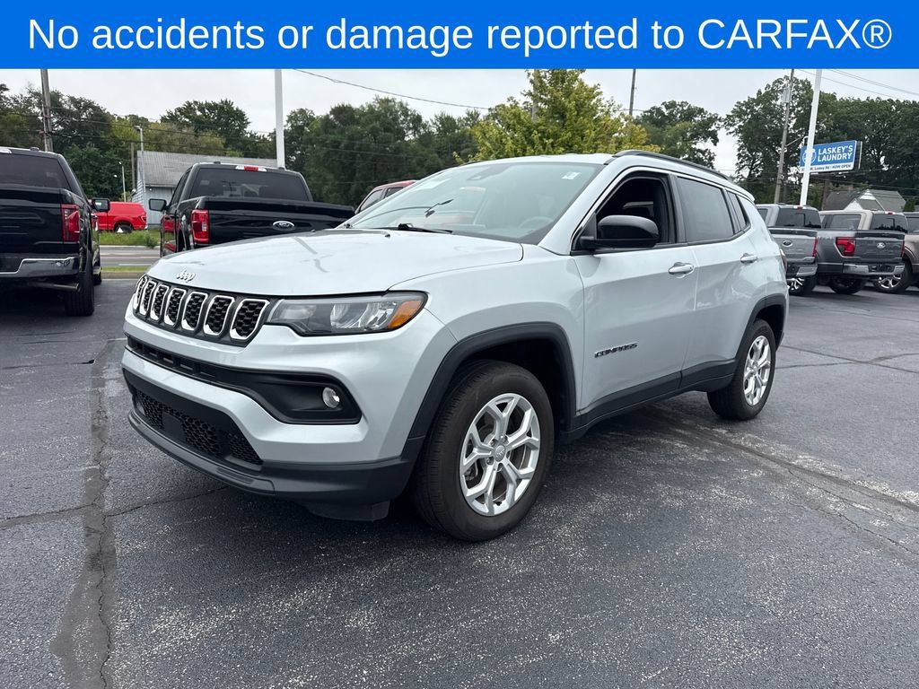 Used 2024 Jeep Compass Latitude AWD/4WD image 2