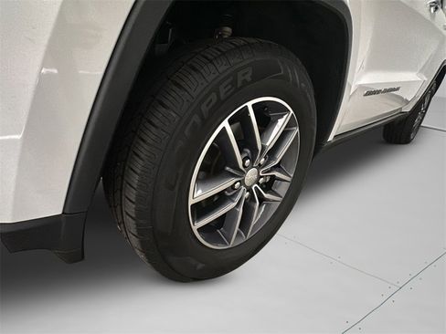 Used 2017 Jeep Grand Cherokee Limited w/ Luxury Group II image 4