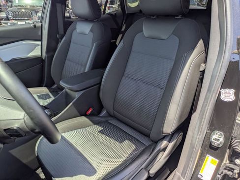 Used 2025 Chevrolet Trax LT w/ LT Convenience Package FWD image 14