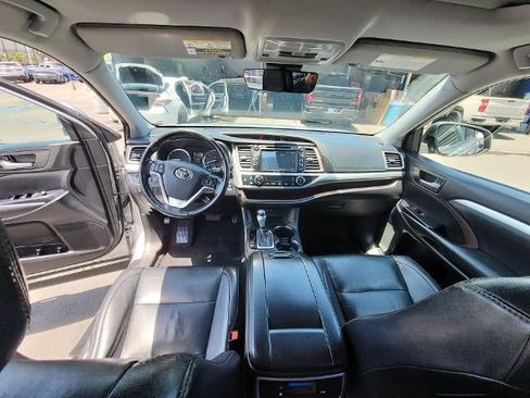 Used 2019 Toyota Highlander XLE FWD image 21