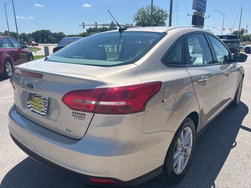 Used 2018 Ford Focus SE FWD image 5