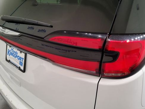Used 2023 Chrysler Pacifica Limited FWD image 8
