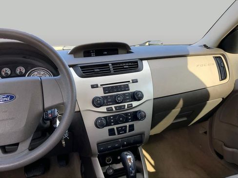 Used 2010 Ford Focus SE FWD image 6