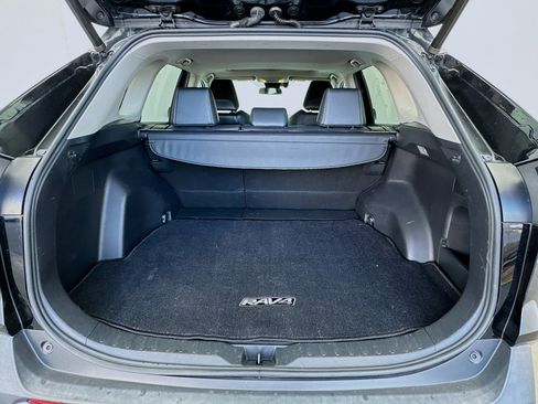 Used 2020 Toyota RAV4 XLE Premium image 18