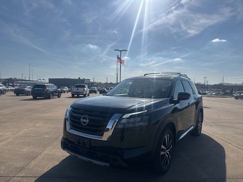 Used 2025 Nissan Pathfinder Platinum image 7