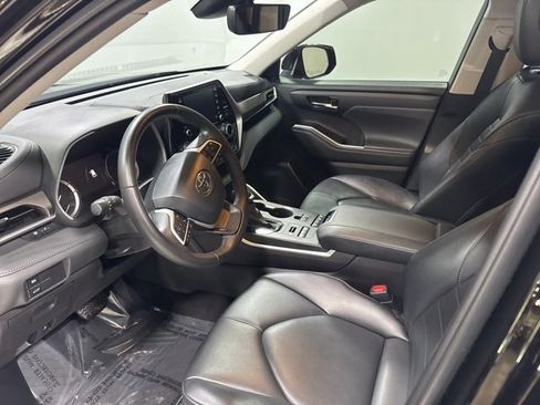 Used 2022 Toyota Highlander XLE image 12
