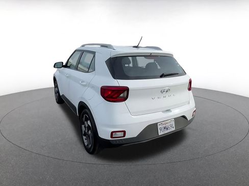 Used 2025 Hyundai Venue SEL image 11