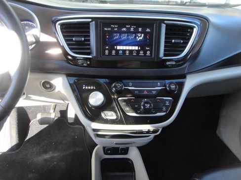 Used 2020 Chrysler Voyager Lxi image 8