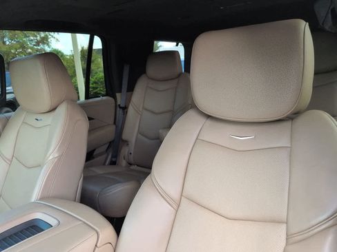 Used 2018 Cadillac Escalade Platinum RWD image 8