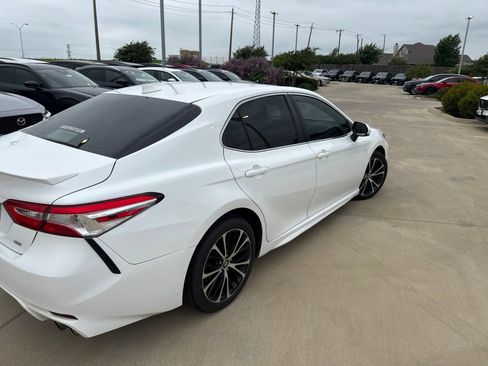 Used 2020 Toyota Camry SE FWD image 5